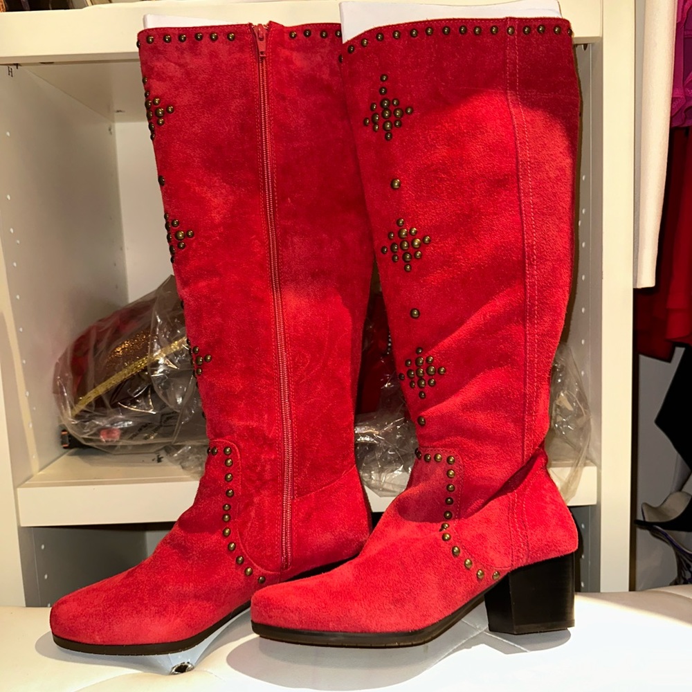RED BOOTS